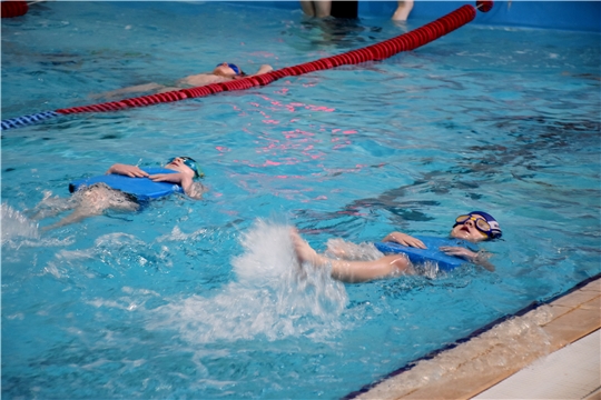 В рамках реализации Указа Главы Чувашии стартовало обучение плаванию младших школьников
