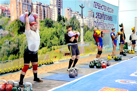 Ветераны гиревого спорта Чувашии выиграли командный зачет первенства России