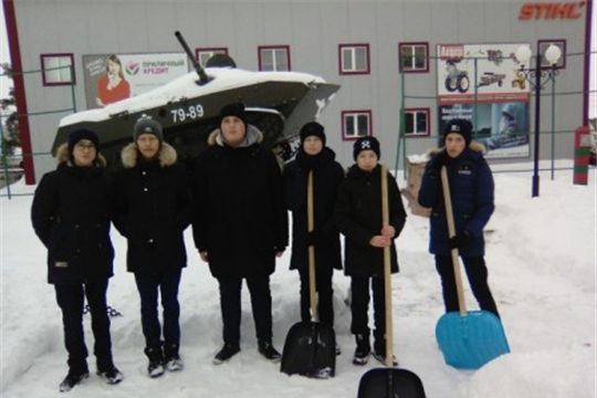 Волонтеры Урмарской школы привели в порядок территорию памятника воинам-интернационалистам