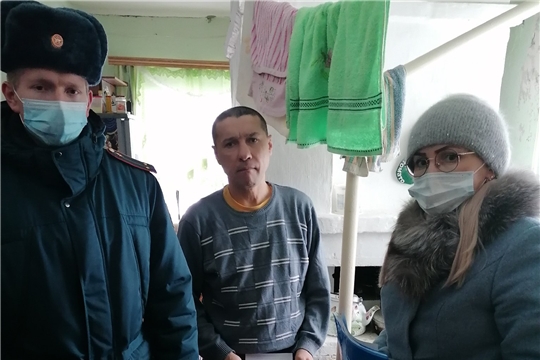 Выезд «мобильной бригады» по семьям, находящимся в социально опасном положении, Урмарского района