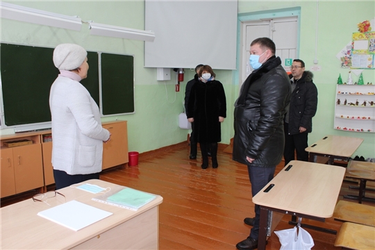 Глава администрации Урмарского района Д. Иванов с рабочим визитом побывал в Староурмарской школе
