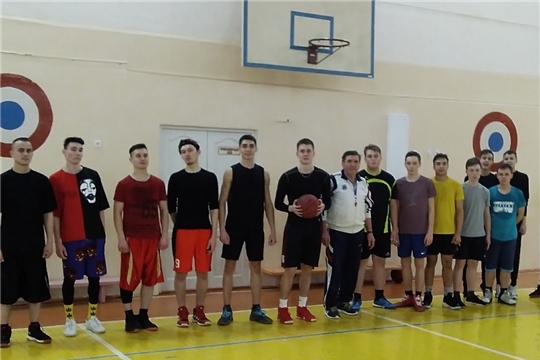 В Урмарской школе состоялась традиционная товарищеская  встреча по баскетболу между старшеклассниками и выпускниками школы