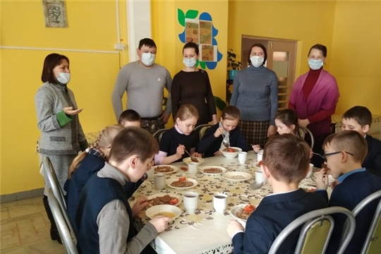 Родители Большеяниковской школы проверили организацию горячего питания в школьной столовой