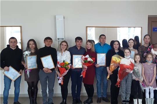 Обладателями жилищных сертификатов стали 9 молодых семей Урмарского района