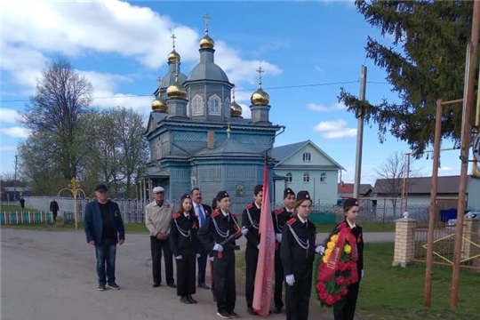 Возложение цветов и венков к памятнику "Скорбящая мать"