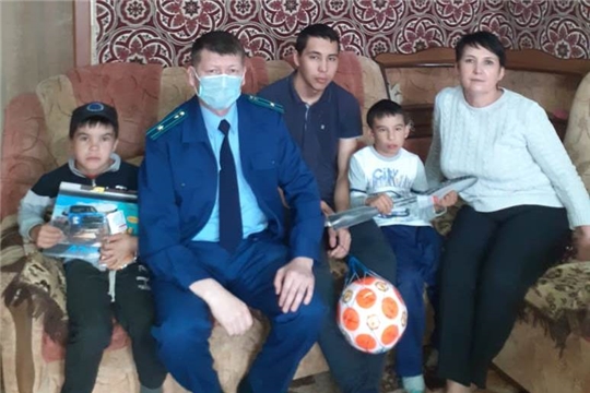 В Международный день защиты детей сотрудниками прокуратуры Урмарского района посещена приемная семья
