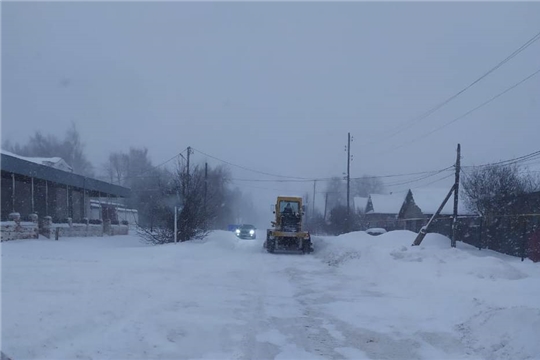 В п. Вурнары продолжается расчистка дорог от снега