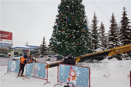 Начался демонтаж новогодней елки в центре поселка