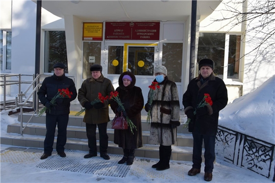 Возложение цветов к памятнику павшим воинам