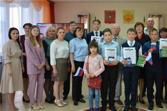 Накануне Дня России юным гражданам района вручили паспорта