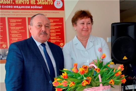 В преддверии 8 марта глава администрации Яльчикского района Леонард Левый поздравил женщин с праздником