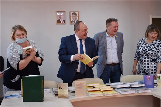 Книги от депутата Госсовета Чувашии П.С.Краснова - библиотеке