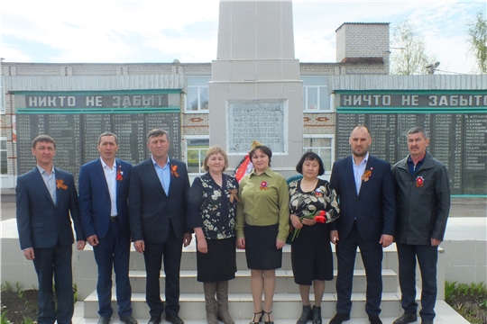 На центральной площади села Большие Яльчики состоялась церемония возложения венков к обелискам