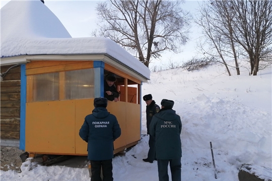 Сотрудники МЧС проверили безопасность мест крещенских купаний в районе
