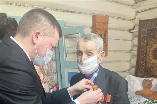 Ветерану труда Воробьеву Петру Андреевичу вручена памятная медаль 100-летия Чувашской автономии
