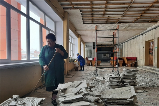 В Янтиковском районном доме культуры продолжаются работы по капитальному ремонту здания