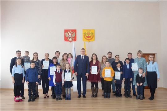 Десяти молодым семьям района вручили свидетельства о праве на получение социальной выплаты на приобретение жилья