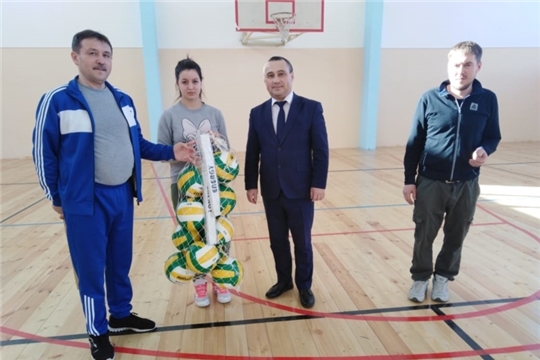 Юным волейболисткам вручили волейбольные мячи