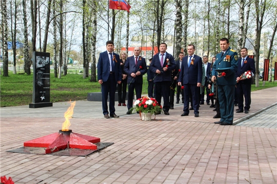 Возложение цветов к монументу Неизвестного солдата в Сквере Победы г. Цивильска