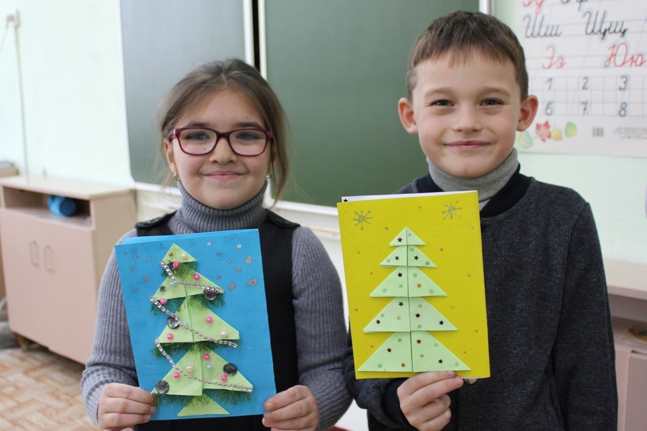 Новогодние открытки от Радаева украсит детский рисунок