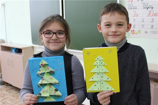 Дети из Алатырского района отправили военнослужащим новогодние открытки