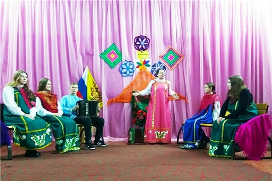 Фольклорные посиделки «В мире нет милей и краше-песен и частушек наших!» прошли в Кирском ДК