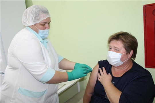 Жители Алатыря и Алатырского района проходят повторную вакцинацию от коронавируса