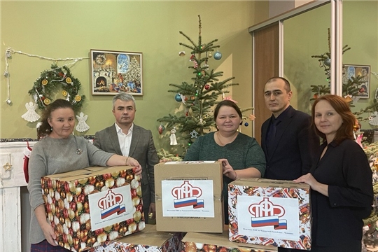 Отделение ПФР по Чувашии передало новогодние подарки тяжелобольным детям