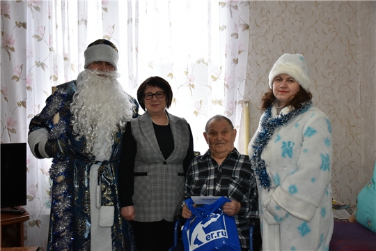 Вручение новогодних подарков семьям мобилизованных граждан и участникам Великой Отечественной войны
