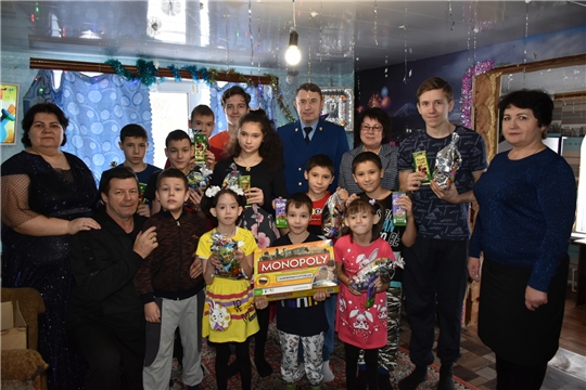 В Алатырском округе продолжается вручение новогодних подарков