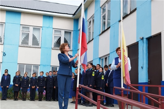 Учебная неделя  в МАОУ «Чувашско-Сорминская СОШ»  началась с церемонии  подъема флагов
