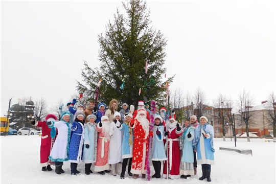 Парад Дедов Морозов и Снегурочек дал старт новогодним мероприятиям