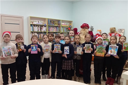 В преддверии Нового 2023 года для юных читателей Аликовской детской библиотеки прошел новогодний праздник «К нам стучится Новый год!».