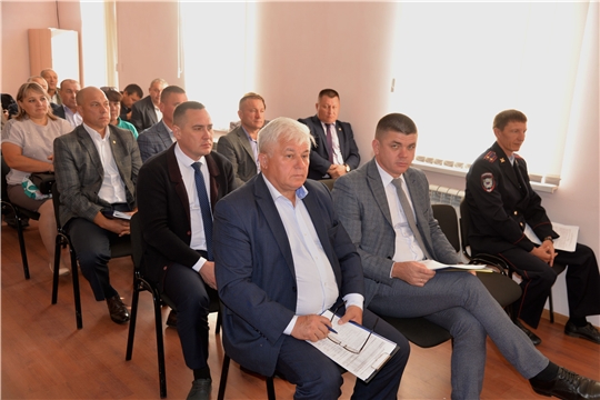 Руководитель администрации Батыревского района провел еженедельное совещание