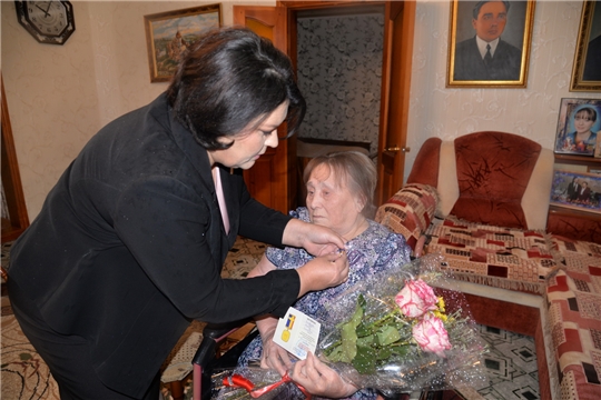 Памятная медаль «95 летие образования Батыревского района» вручена ветерану финансовой сферы