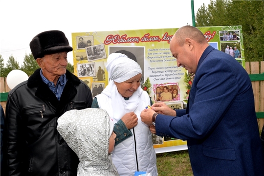Ветерану педагогического труда вручена памятная медаль «95 летие образования Батыревского района»