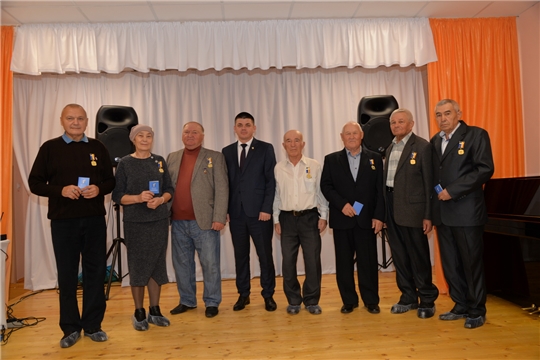 В рамках Дня пожилых людей ветеранам муниципальной службы вручена памятная медаль «95 летие образования Батыревского района»