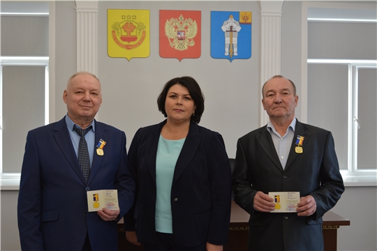 Первому и второму секретарям райкома комсомола вручена памятная медаль «95 летие образования Батыревского района»