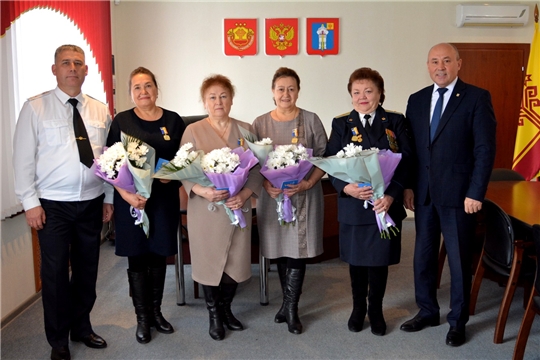 Достойный пример для молодежи: ветераны службы судебных приставов награждены памятной медалью «95 летие образования Батыревского района»
