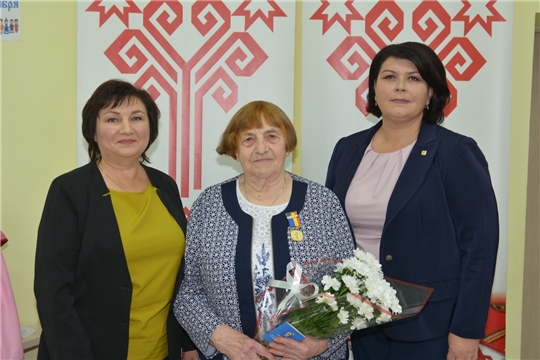 Ветерану библиотечного дела Е.П.Юлдашевой вручена памятная медаль «95 летие образования Батыревского района»   