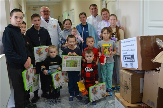 В рамках традиционной акции «Коробка храбрости» маленьким пациентам райбольницы вручены «награды»