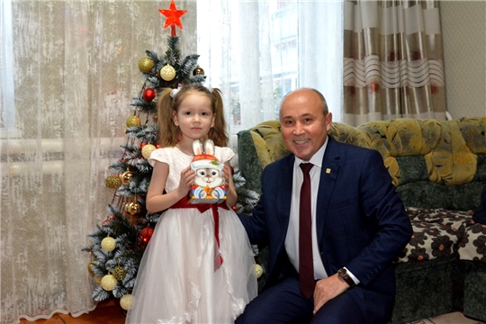 Глава администрации Батыревского муниципального округа поздравил детей на дому с новогодними и рождественскими праздниками