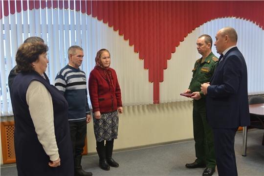 Вручение ордена Мужества посмертно родителям погибшего военнослужащего Н.И.Киркина