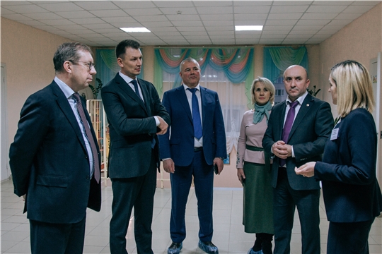 Сенаторы Совета Федерации вместе с Сергеем Артамоновым посетили ряд инфраструктурных объектов на селе