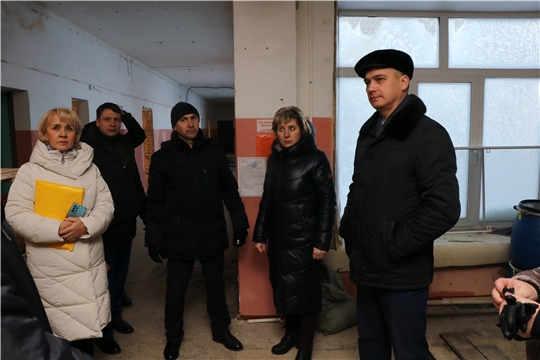 Дмитрий Захаров проверил ход капитального ремонта в Большекатрасьской СОШ