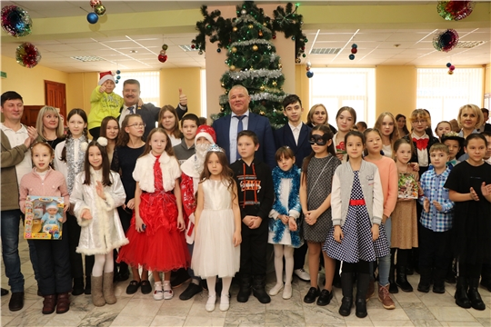 Глава Чебоксарского муниципального округа  присоединился к новогодней благотворительной акции «Елка желаний»