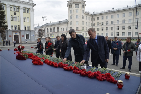 Депутаты возложили цветы в память о трагедии в Ижевске