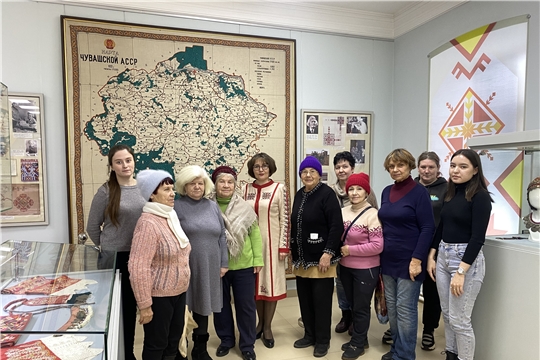 Члены Молодежного парламента организовали для беженцев с ЛНР и ДНР мастер-класс и экскурсию в Музей чувашской вышивки