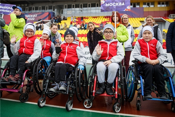 Олег Николаев ачасемпе çамрăксен пĕтĕм Раççейри  уҫӑ ӑмӑртусен пӗрремӗш стартне панӑ