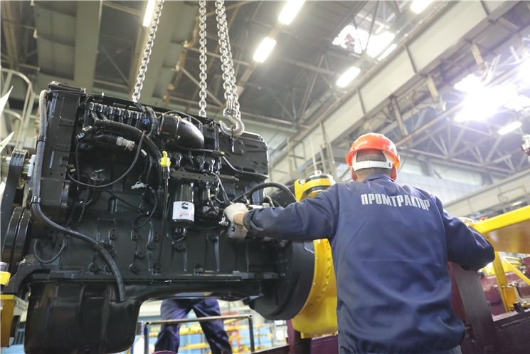 Чăваш Республикин Пуçлăхĕ Олег Николаев Машинăсем тăвакан отраслĕн ĕҫченӗсен кунĕ ячĕпе саламлани